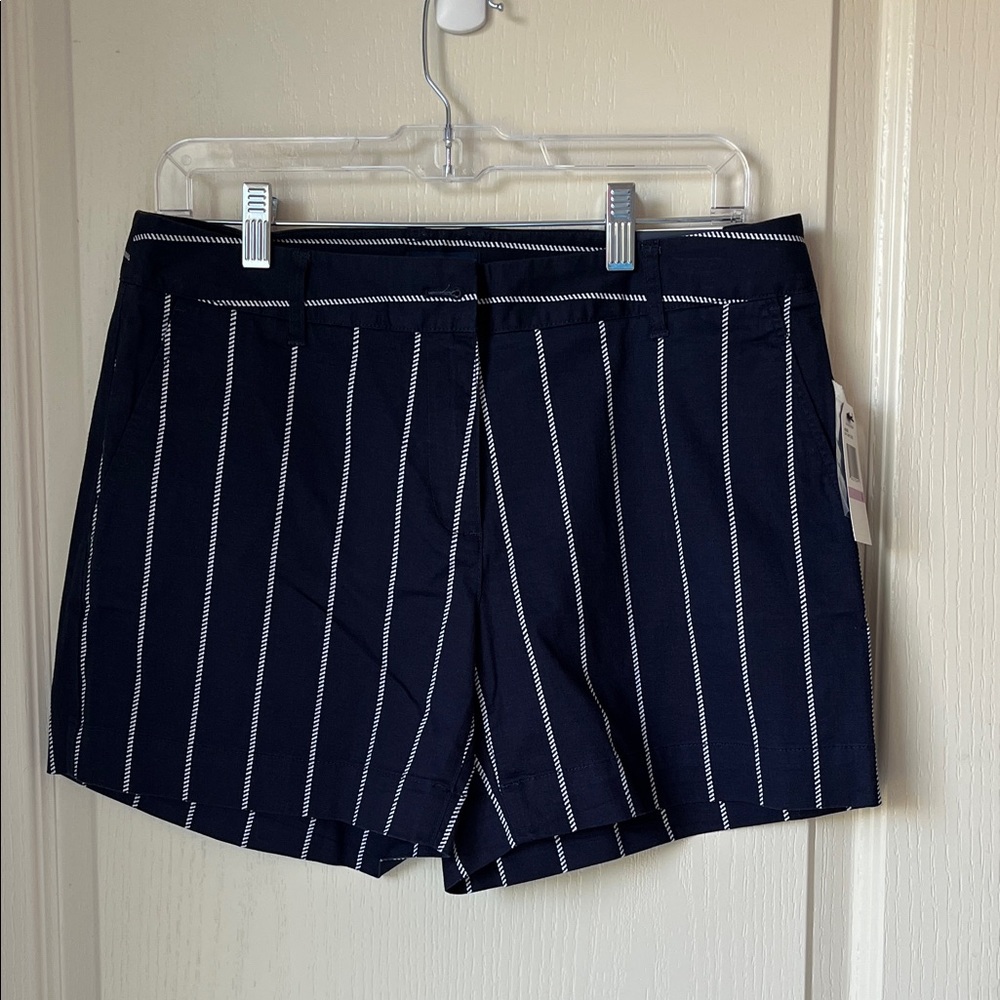 NWT.  Nautica Navy and White Striped Women's Shorts size 6